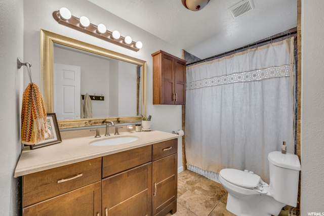 Full bathroom near 2nd & 3rd bedrooms