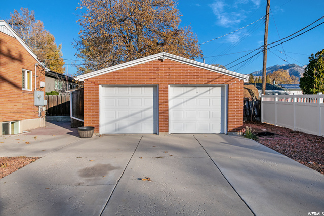 Large 2 car garage w/ extra parking