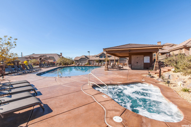 Coral Ridge Clubhouse - Lower Pool & Hot Tub
