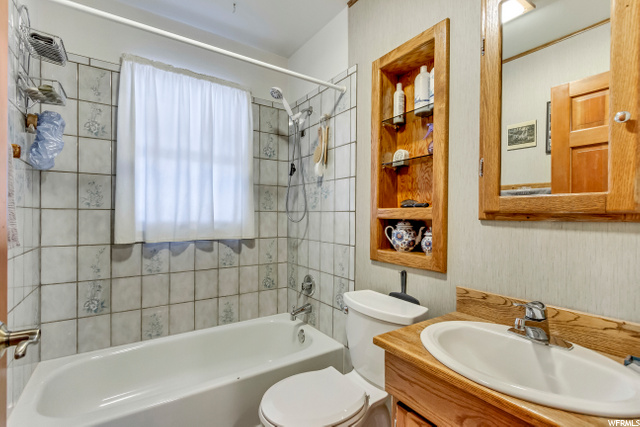 Upstairs Full Bathroom