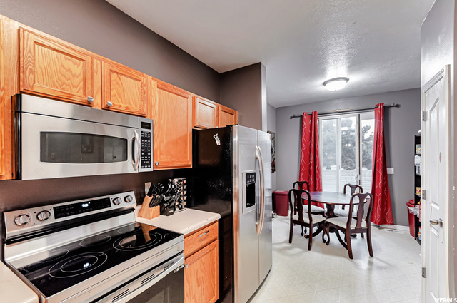 Kitchen & Dining