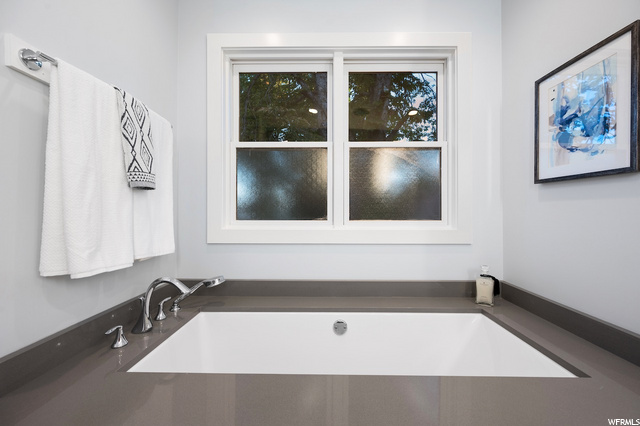 Primary en suite. Soaking tub