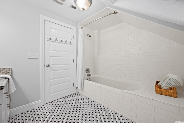 2nd floor shared bathroom