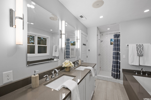 Primary en suite. Underfloor heating. Twin vanitie