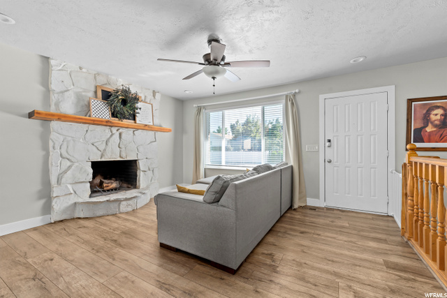 Living Room w Fireplace