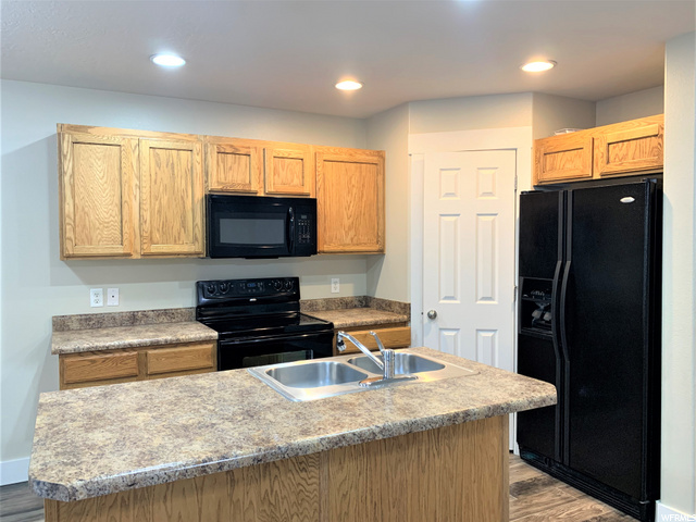 Clean & Bright Kitchen!