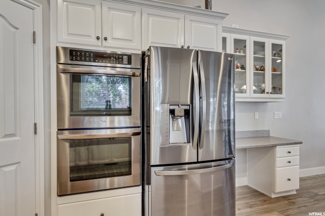 KITCHEN WITH STAINLESS STEEL APPLICANCES