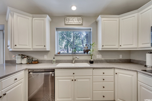 SUNNY KITCHEN SOUTH FACING