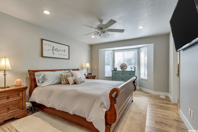 SUNNY MASTER BEDROOM WITH BAY WINDOW