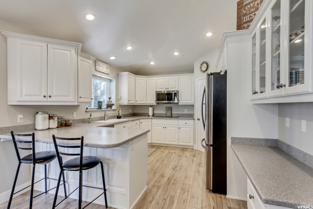 KITCHEN WITH SNACK BAR