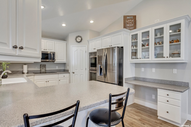 KITCHEN WITH BEAUTIFUL WHITE CABINETS