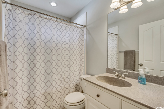 MAIN FLOOR FULL BATH WITH JETTED TUB