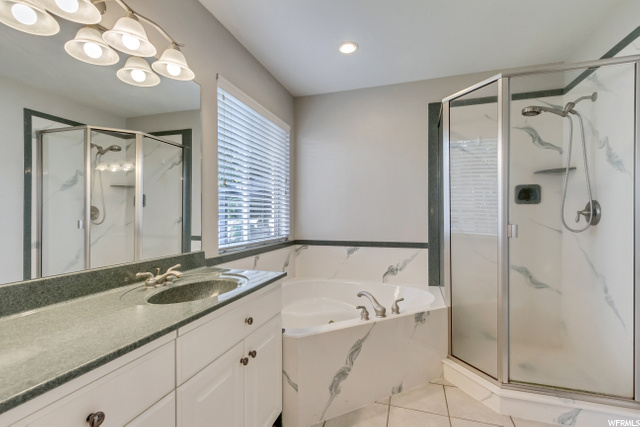 MASSTER BATHROOM WITH SEPARATE SHOWER