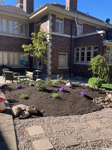 Common sitting area & grounds