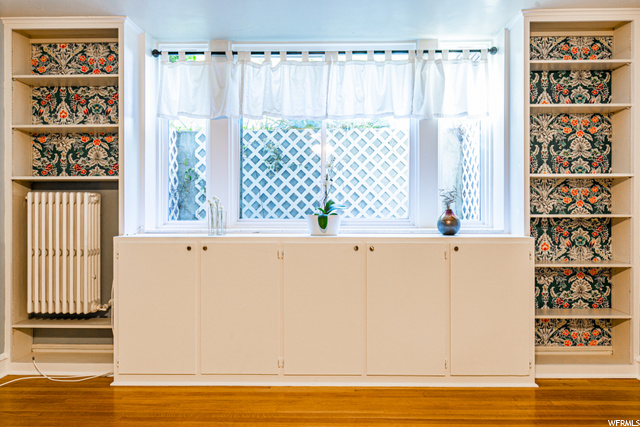 Built in shelves & cabinets