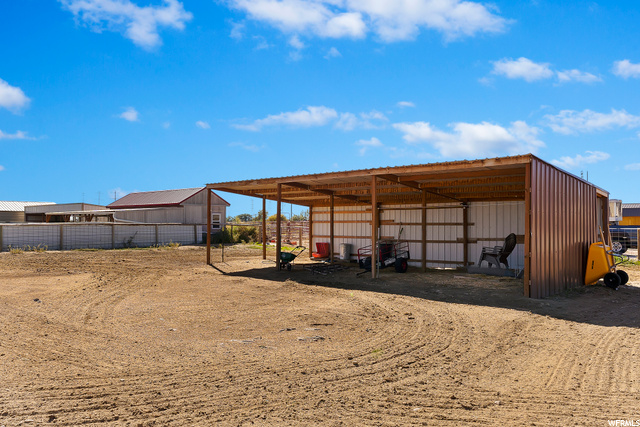 Outbuilding w/ power & water