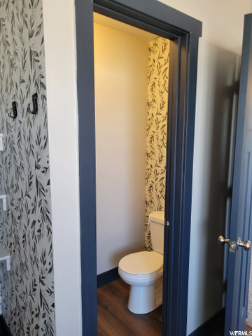 Master bathroom-toilet room