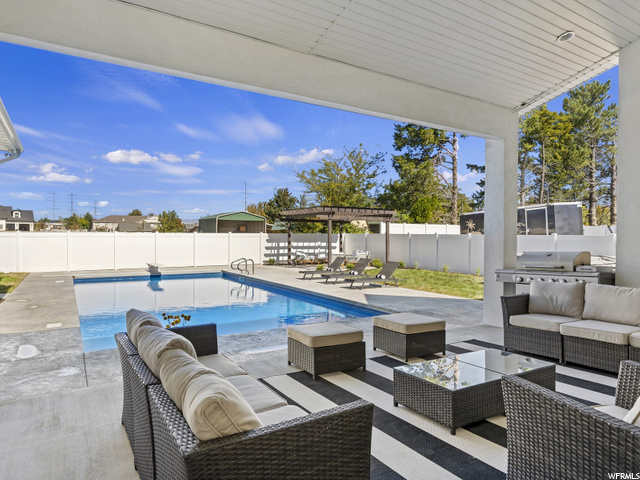 Back patio w/ pool
