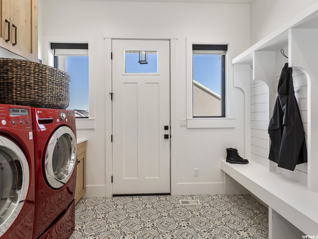 Side entrance / laundry / lockers