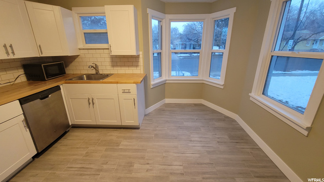 Updated Kitchen with Dinning Nook