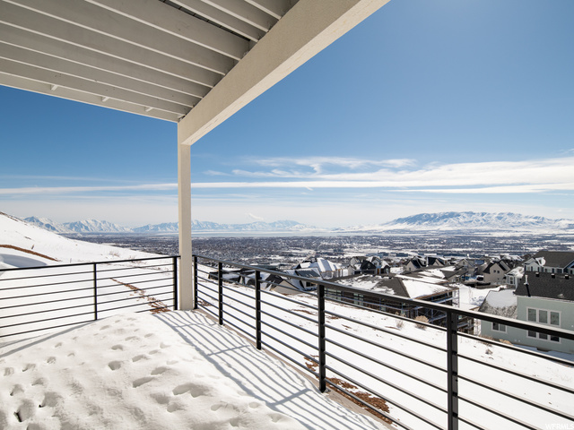balcony featuring a mountain view
