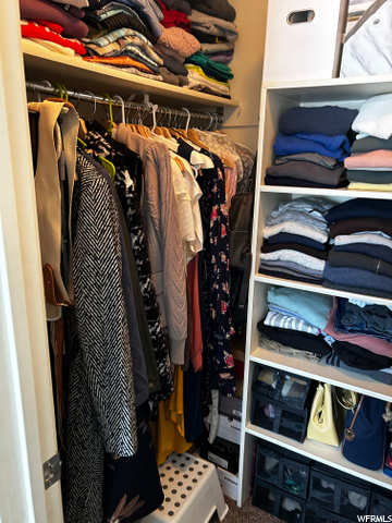 WALK IN CLOSET