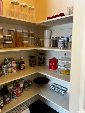 WALK IN PANTRY