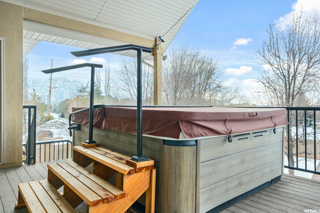8 Person Bullfrog Hot Tub