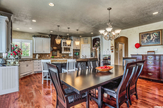 Spacious Dining Area