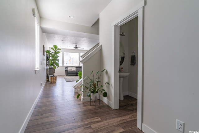 Entryway w/half bath