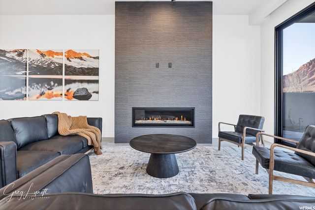 Living room with wall tile fireplace