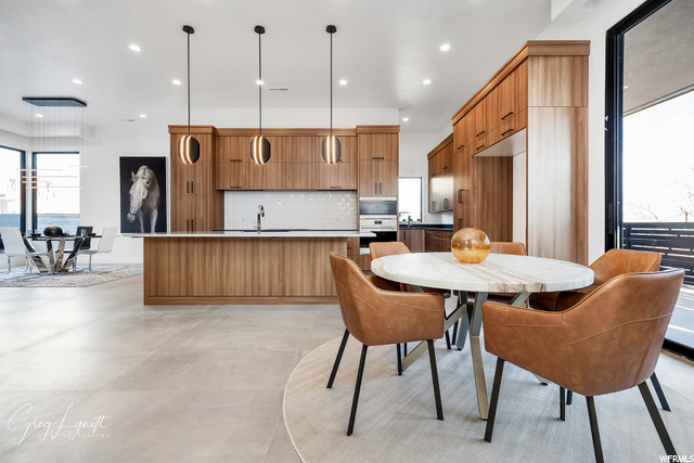 Breakfast nook, kitchen, dining to the north of ki