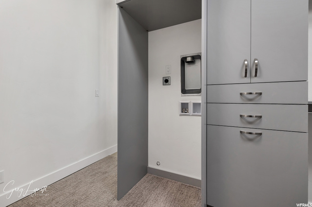 Primary closet washer/dryer hookups
