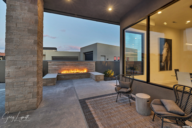 Entertaining area/pool/fire pit in front of kitche