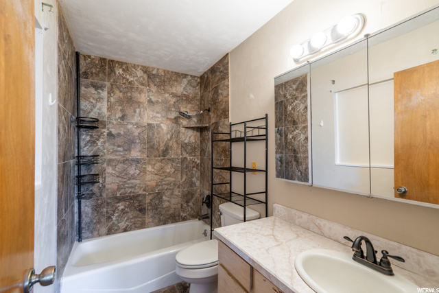 Upstairs main house hallway bathroom