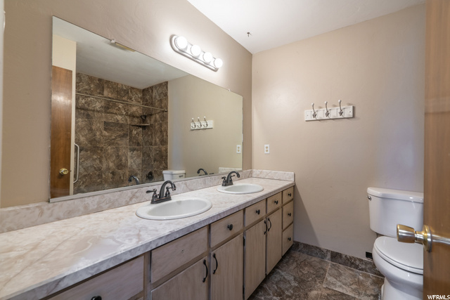 Upstairs main house hallway bathroom