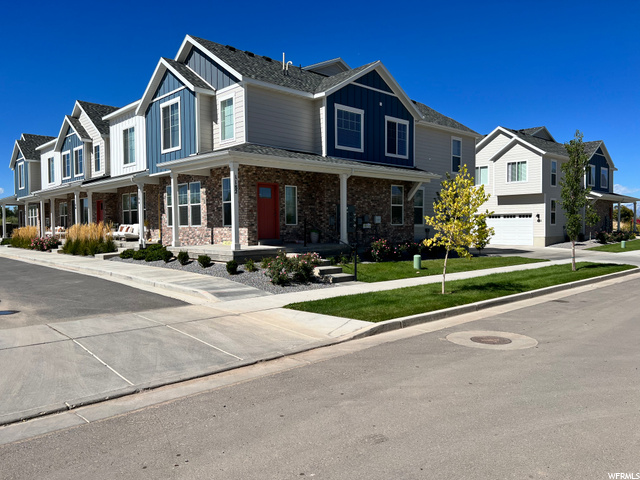 view of front of house featuring a front yard