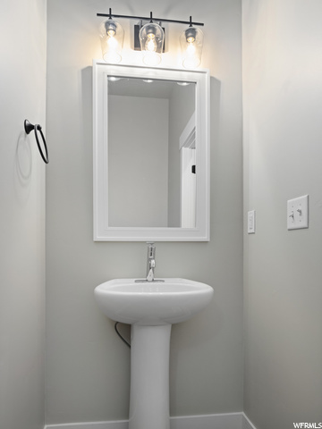 bathroom featuring sink and mirror