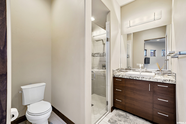 Casita Bath with walk-in closet