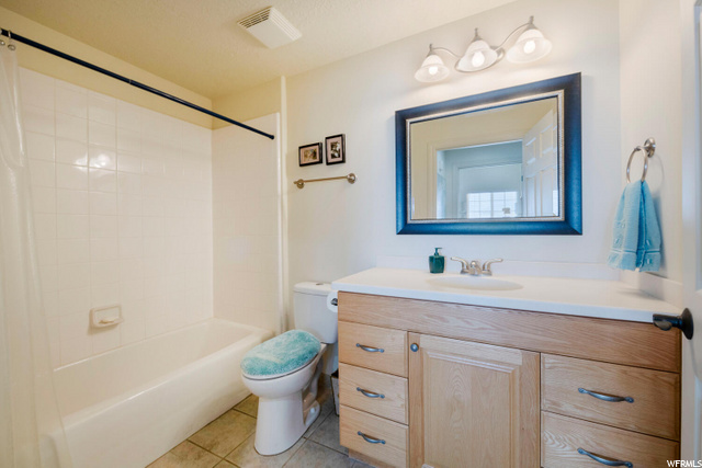 hall bath, full