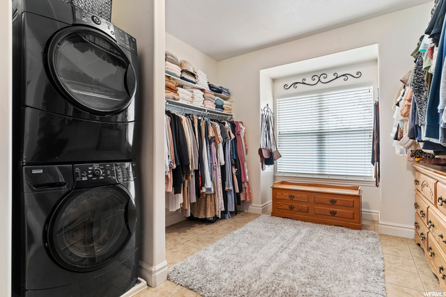 Laundry in master closet!!