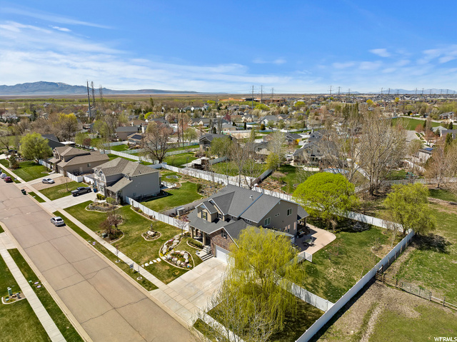 Well maintained neighborhood.