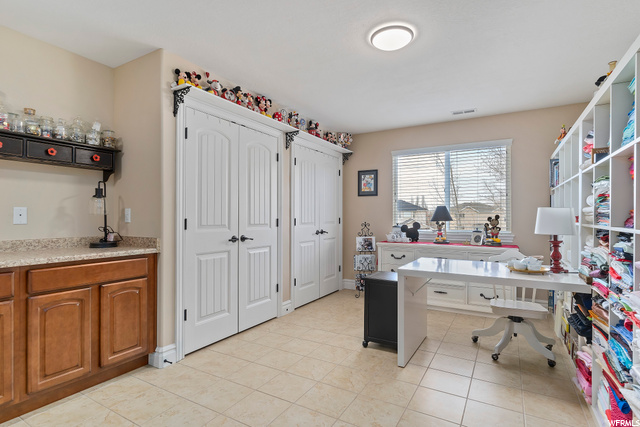 Crafting area/laundry