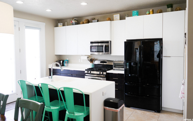 Bright and Cheery Kitchen