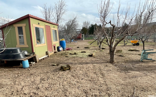 Green chicken coop stays with home