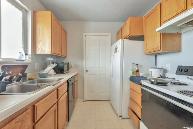 Unit 2059 - Kitchen