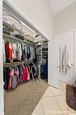 44-Walk In Closet Behind Bi-Folds