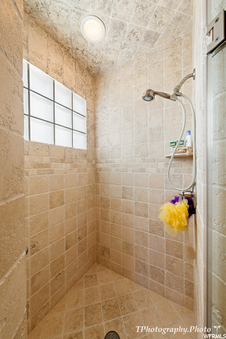 42-Very Roomy Shower