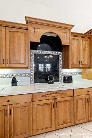 20-Back Splash & Under Cabinet Lights