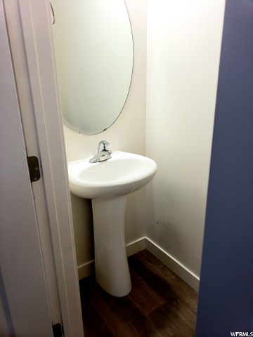 Main floor 1/2 bath